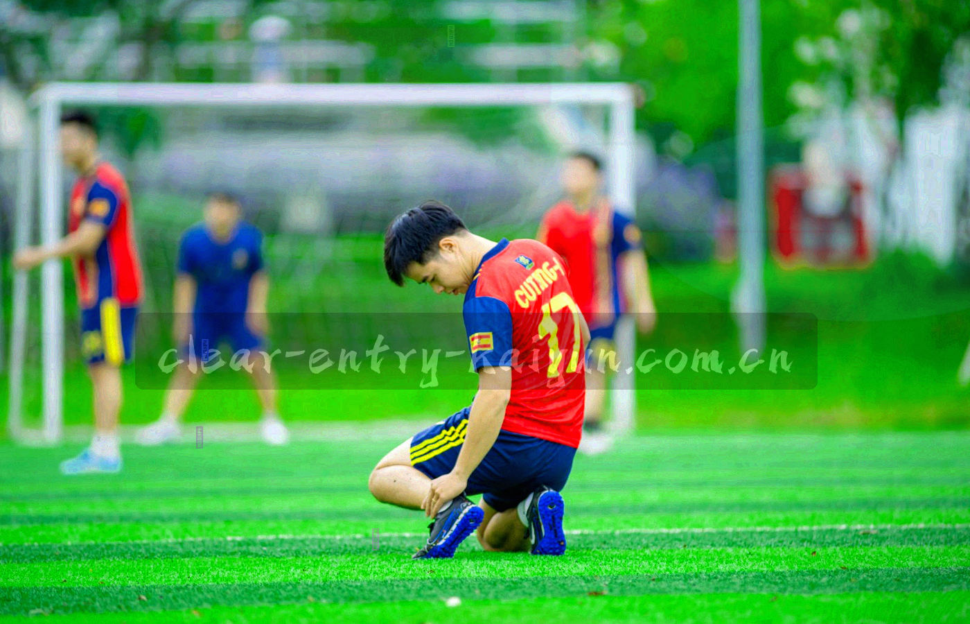 暮色中的球场边线与看台局部，深蓝色调，画面不带人物正脸